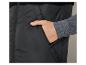 Een zwarte gewatteerde vest met rits en een zachte fleece voering