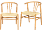 Deux chaises de salle à manger en bois avec assises tressées