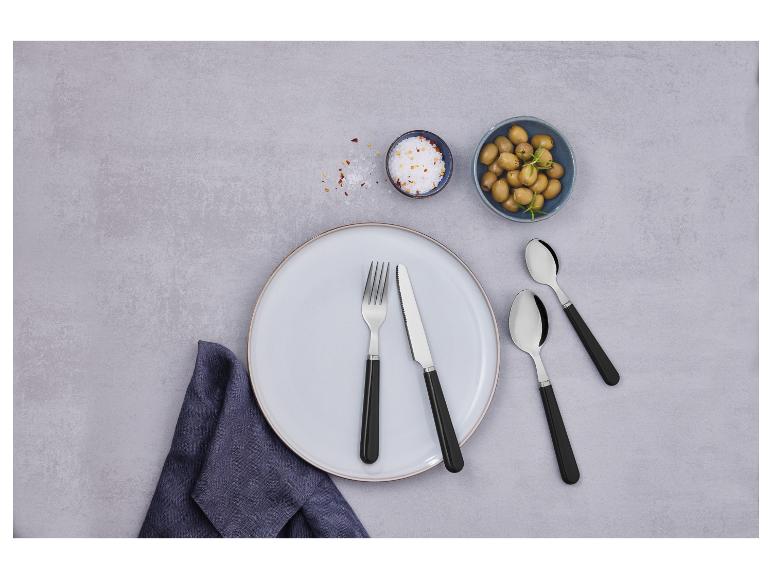 Couteau, fourchette et cuillères sur une assiette blanche avec des olives et du sel.