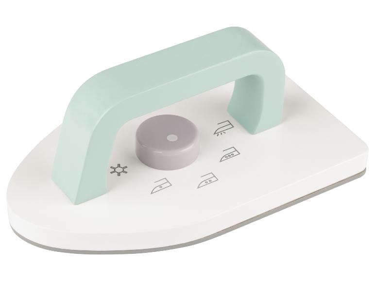 Een groen plastic speelgoedstrijkijzer voor kinderen.