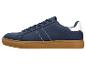 Blauwe herensneakers met bruine zool en wit detail op de hiel.