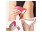 Een vrouw gebruikt een Braun Silk-épil epilator om haar benen te epileren.