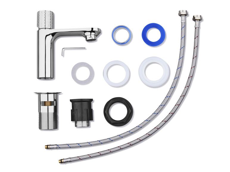 Een chromen wastafelkraan met twee aansluitslangen, een afvoer en accessoires.