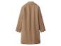 Achteraanzicht van een camelkleurige wollen jas met raglanmouwen