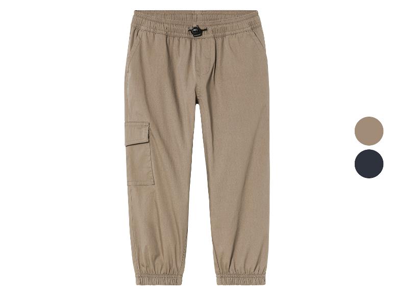 Pantalon cargo marron avec taille élastique et bas de jambes resserrés.