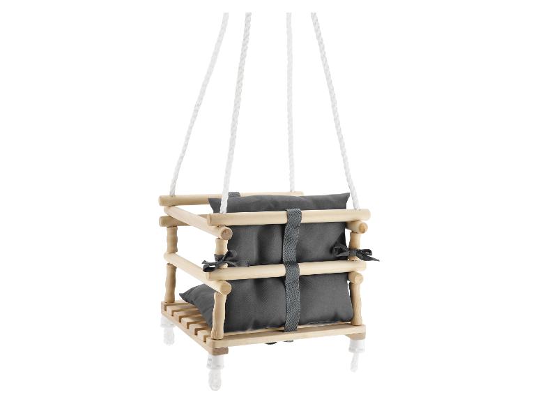 Houten babyschommel met grijze kussens en witte touwen