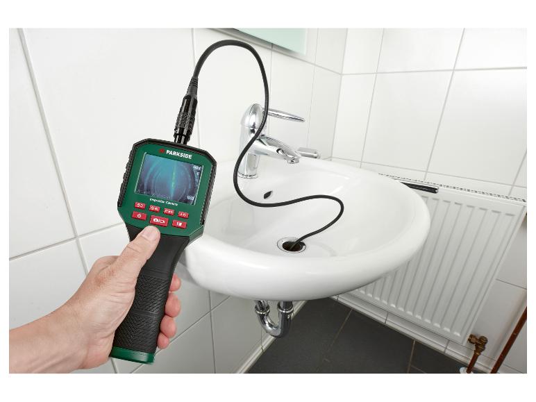 Inspectiecamera met scherm, gebruikt voor het inspecteren van een wasbakafvoer.