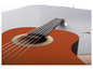 Een oranje akoestische gitaar met een ingelegd rozet.