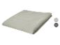 Couverture matelassée gris clair pliée, avec des échantillons de couleur gris clair et vert foncé.