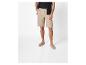 Shorts et espadrilles beige pour homme.