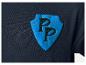 Detail van een donkerblauw T-shirt met een blauw schildlogo met de letters 'PP'.
