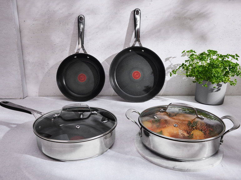Twee Tefal pannen met anti-aanbaklaag en een kookpan met deksel.