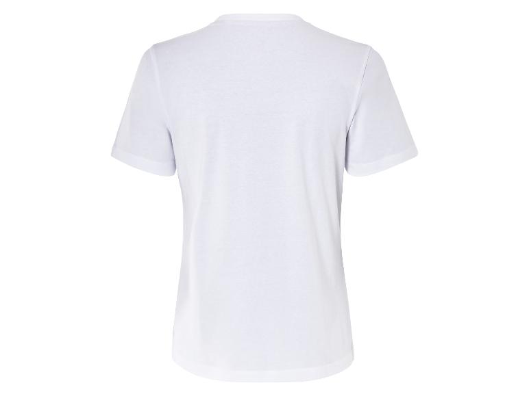 Un t-shirt blanc à manches courtes.