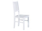 Une chaise de salle à manger en bois blanc.
