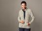 Vrouw in een beige fleece jack