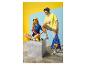 Deux personnes en tenue d'été, chapeaux, avec un sac et une glace sur fond de sable.