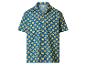 Chemise bleue à manches courtes avec un motif répété du logo du magasin.