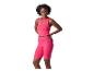 Femme en haut de sport rose et short de cycliste.