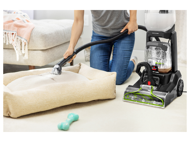 Nettoyage d'un coussin de chien avec un nettoyeur vapeur Bissell PowerWash.