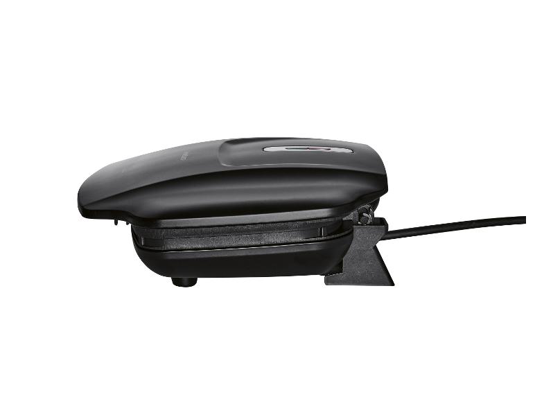 Een zwarte sandwichmaker met een snoer.