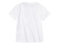 Un t-shirt blanc à manches courtes.