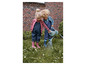 Deux enfants en vêtements de pluie et bottes jouent dans le jardin.