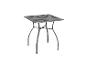 Table carrée en métal gris foncé avec pieds incurvés sur fond blanc.
