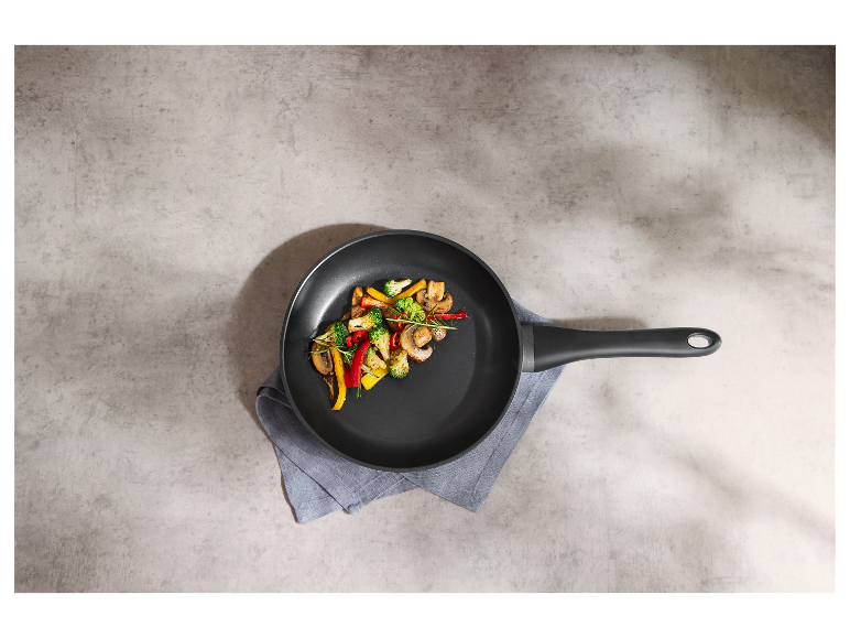 Een zwarte pan met gebakken groenten.