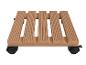 Houten plantenstandaard op wielen.