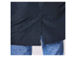Een donkerblauw jack met een split aan de achterkant, gedragen over een jeans.