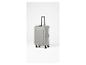 Valise de voyage grise à roulettes avec poignée extensible.