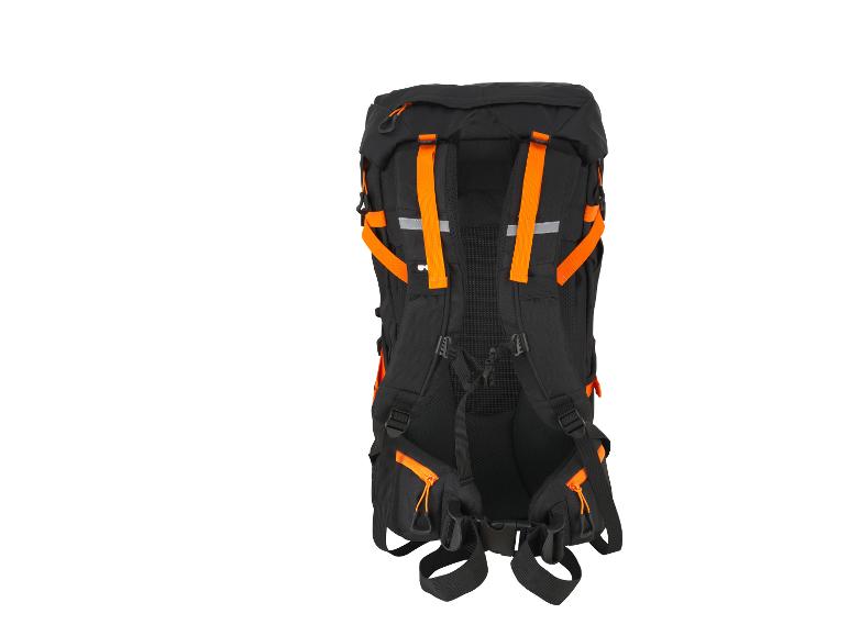 Zwarte wandelrugzak met oranje details en verstelbare riemen.
