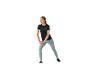 Femme en t-shirt noir et legging bleu clair s'étirant