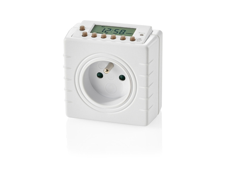 Een witte elektrische timer met een stopcontact.