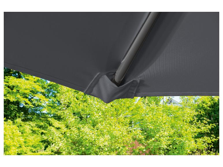 Detail van een grijze parasol met een metalen frame.