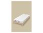 Een wit matras met een zwarte streep op een licht houten bedframe.