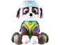 Zittende pluche hond met blauwe helm en groen-paars pak.