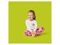 Meisje in witte en roze pyjama met rode harten, met de tekst „FAMILY TIME”.
