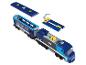 Blauwe en witte speelgoedtrein met wagons en rails, op een witte achtergrond.