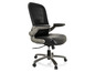 Un fauteuil de bureau noir avec un dossier en maille et des accoudoirs.