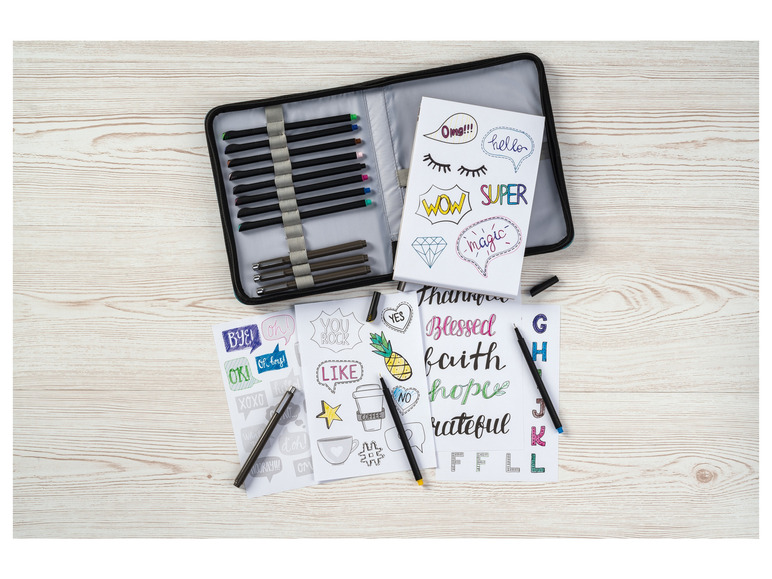 Een etui met stiften en papieren met handgeschreven tekst en illustraties.