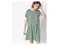 Robe t-shirt vert sauge, style décontracté.