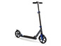 Une trottinette pliable Cricket grise et bleue.