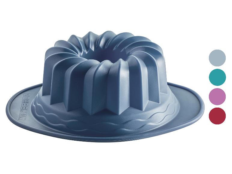 Un moule à cake en silicone bleu.