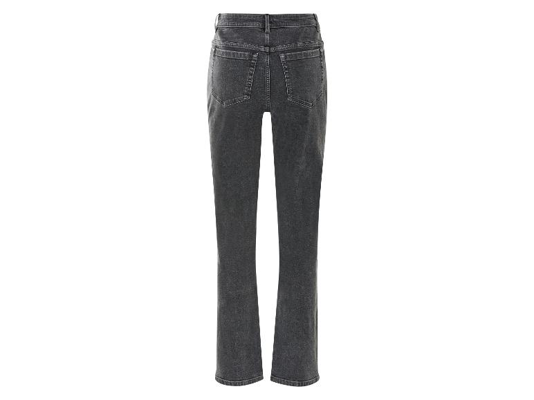 Un jean bleu foncé à jambes droites.