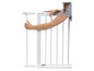 Een witte Safety 1st babyhek met een persoon die deze opent.