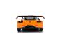 Oranje speelgoedauto met grote zwarte spoiler, achteraanzicht op witte achtergrond.