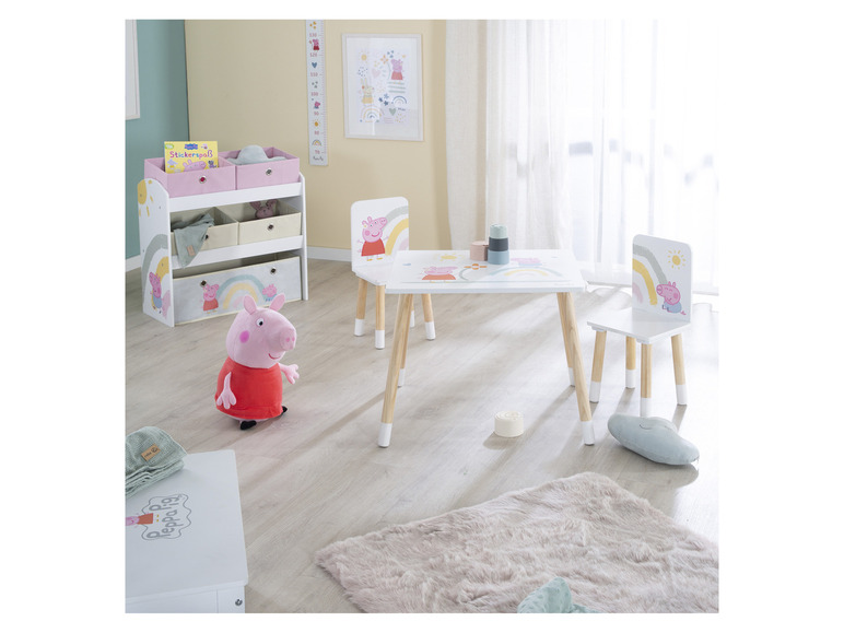 Une table et des chaises Peppa Pig avec un doudou Peppa Pig.