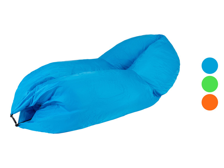 Een blauwe opblaasbare lounger voor buiten.