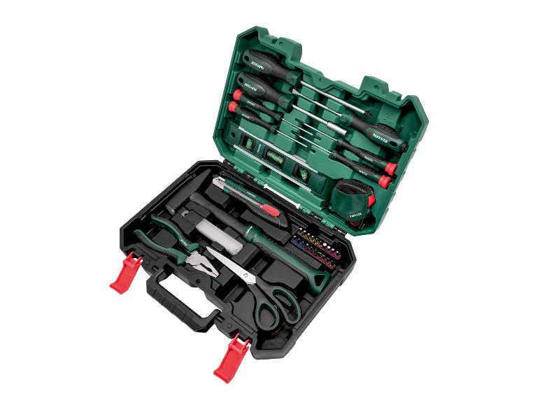 Boîte à outils ouverte avec tournevis, niveau à bulle, marteau, cutter, pinces, ciseaux et embouts de tournevis.